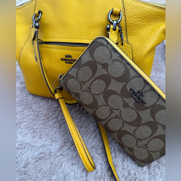 Coach wallet/wristlet - Picture 1 of 7